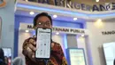 Petugas menunjukkan aplikasi Tangerang Live yang dipamerkan di Indonesia International Smart City, Jakarta, Rabu (17/7/2019). (merdeka.com/Iqbal S. Nugroho)