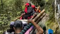 Mbok Yem ditandu turun lebih awal dari Gunung Lawu pada 4 Maret 2025. (dok. tangkapan layar video TikTok @akuesa/https://www.tiktok.com/@akuesa/video/7477847364766551302)