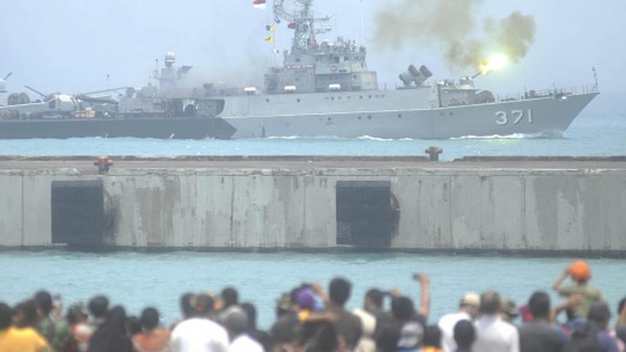 Geladi resik HUT TNI, warga tonton peluncuran rudal dari dekat