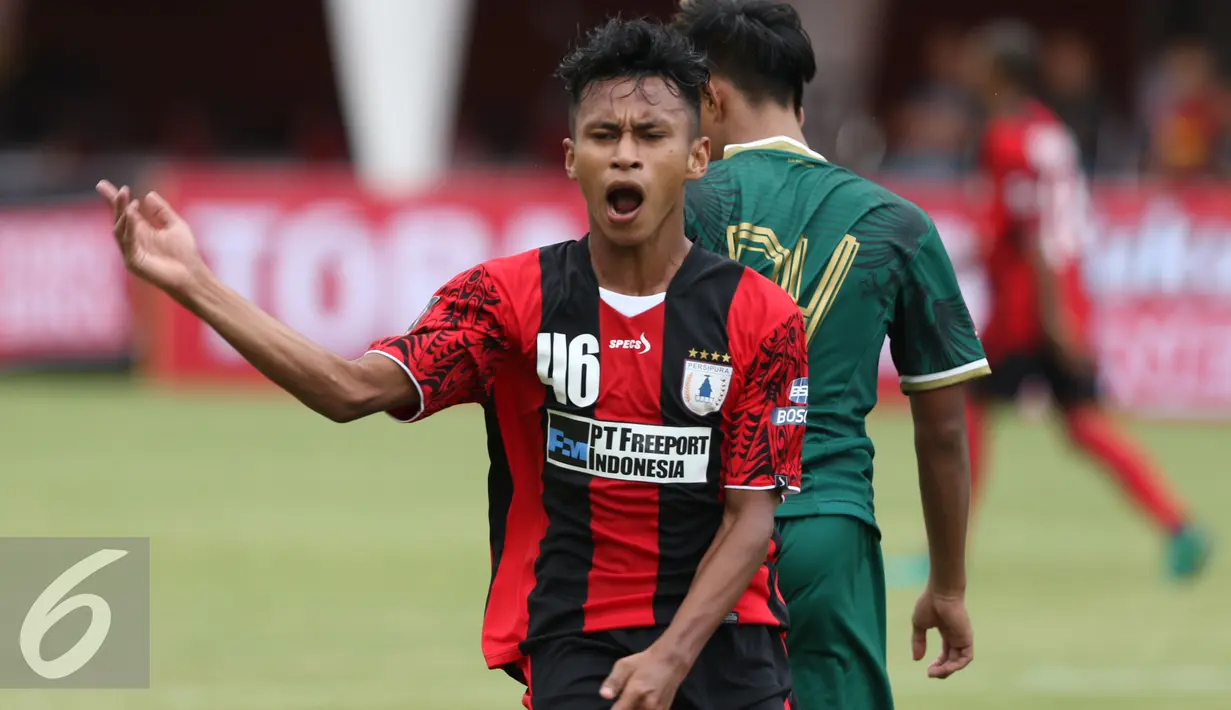 Pemain Persipura, Osvaldo Ardiles Haay mengekspresikan kekecewaan saat gagal mencetak gol ke gawang PSS Sleman saat laga pembuka turnamen Piala Presiden 2017 di Stadion Maguwoharjo, Sleman, Sabtu (4/2). (Liputan6.com/Helmi Fithriansyah)