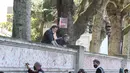 Gambar hati dilukis oleh seorang anggota keluarga yang berduka di Tembok Peringatan COVID-19, di seberang Gedung Parlemen, di London, Senin (29/3/2021). Mural hampir 150.000 lukisan hati itu untuk mengenang ribuan orang yang meninggal akibat virus corona di Inggris. (Lucianna Guerra/PA melalui AP)