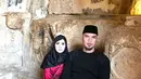 Pasangan Ahmad Dhani dan Mulan Jameela mengunjungi Ashabul Kahfi. Mereka berpose di gua yang selama 309 tahun sebagai tempat persembunyian. (Instagram/mulanjameela1)