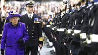 Ratu Inggris Queen Elizabeth menghadiri Upacara Commissioning HMS Queen Elizabeth di HM Naval, (7/12) di Portsmouth, Inggris. Ratu mengahdiri upacara kapal induk baru Inggris dengan memakai busana tren warna 2018 (AP/Chris Jackson)