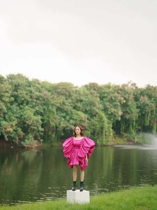 7 Gaya Pemotretan Adhisty Zara di Tepi Danau, Tampil Manis Pakai Dress Pink