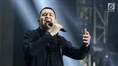 Penyanyi Muhammad Tulus Rusydi atau Tulus saat tampil dalam konser Monokrom di Istora Senayan, Jakarta, Rabu (6/2). Konser ini boleh dibilang sebagai konser pembuka awal tahun yang begitu apik. (Fimela.com/Bambang Eros)