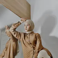 Kerap mengenakan gaya hijab pashmina, kesan modern minimalis tercipta dari gaya hijab yang satu ini.
