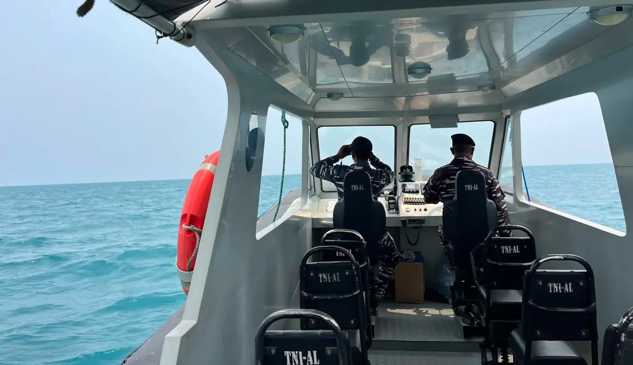 TNI Angkatan Laut mengerahkan kapal bersama unsur SAR untuk mencari lima jurnalis yang hilang kontak di perairan Selat Sunda saat hendak meliput aktivitas Gunung Anak Krakatau. (Foto: Unggahan Akun Medsos @sekretariat.kabinet)