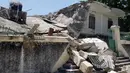 Kediaman uskup Katolik rusak setelah gempa bumi di Les Cayes, Haiti, Sabtu (14/8/2021). Wilayah Negara Haiti diguncang gempa berkekuatan magnitudo 7,1 pada Sabtu, 14 Agustus 2021 pukul 08.29.10 waktu setempat yang menewaskan lebih dari 300 jiwa. (AP Photo/Delot Jean)
