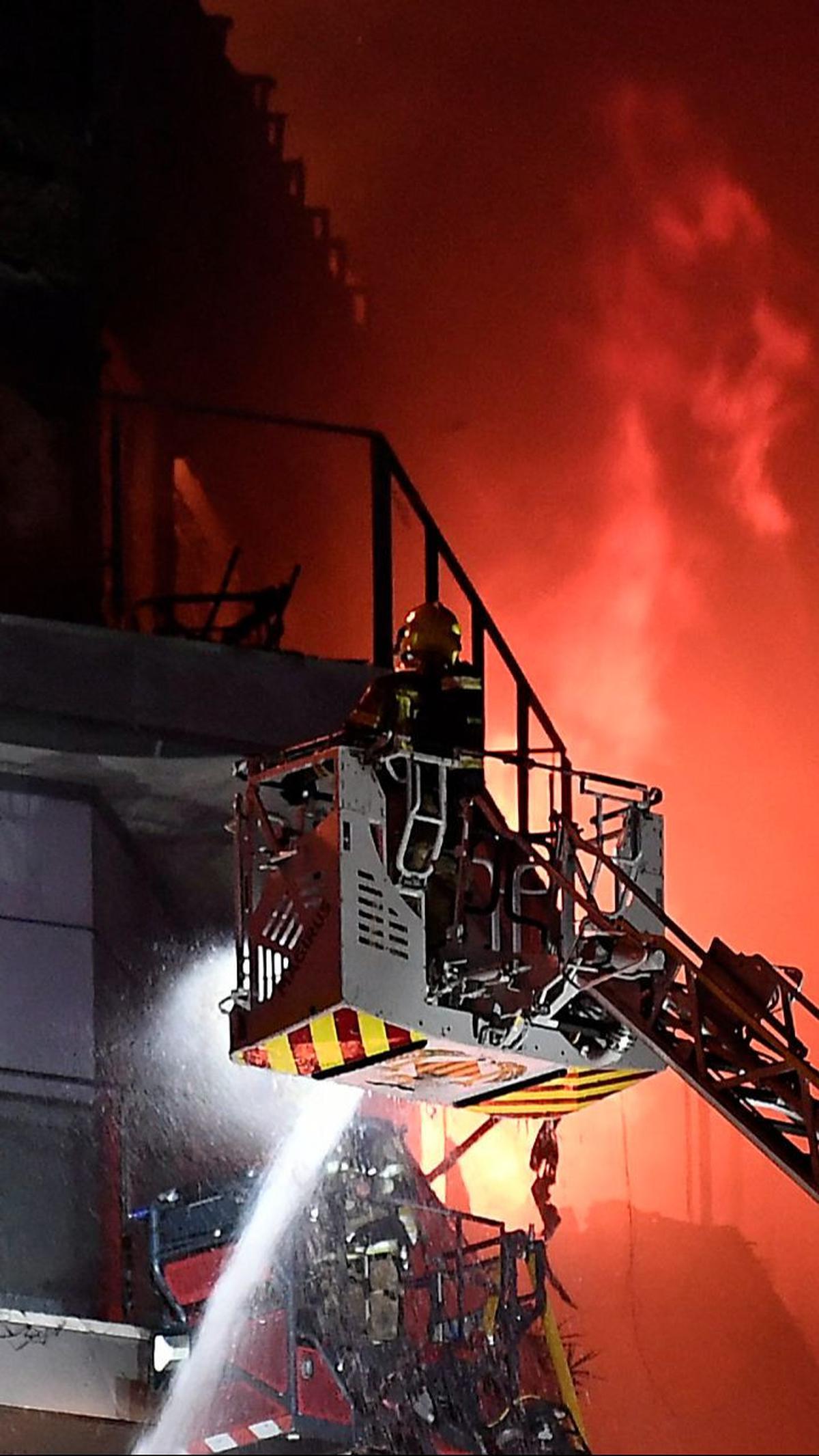 Seorang polisi mengatakan kepada Reuters bahwa angin terkadang sangat kencang sehingga membuat air yang disemprotkan oleh petugas pemadam kebakaran terdorong mundur.&nbsp;Jose Jordan/AFP