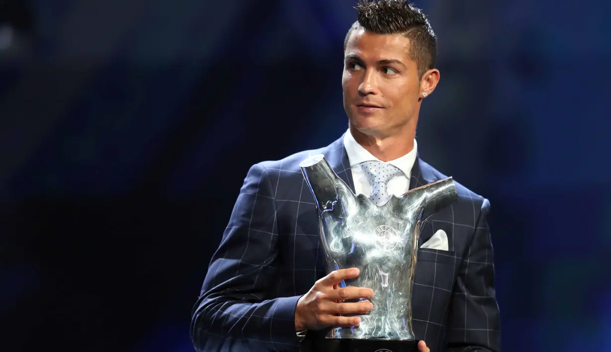 Bintang asal klub Real Madrid, Cristiano Ronaldo meraih penghargaan sebagai Best Men's player in Europe di Monaco, (25/8/2016).  (AFP/Valery Hache)