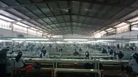 Salah satu pabrik di Garut, Jawa Barat tetap mempekerjakan 100 persen karyawannya saat pelaksanaan PPKM Darurat Covid-19 berlangsung. (Liputan6.com/Jayadi Supriadin)
