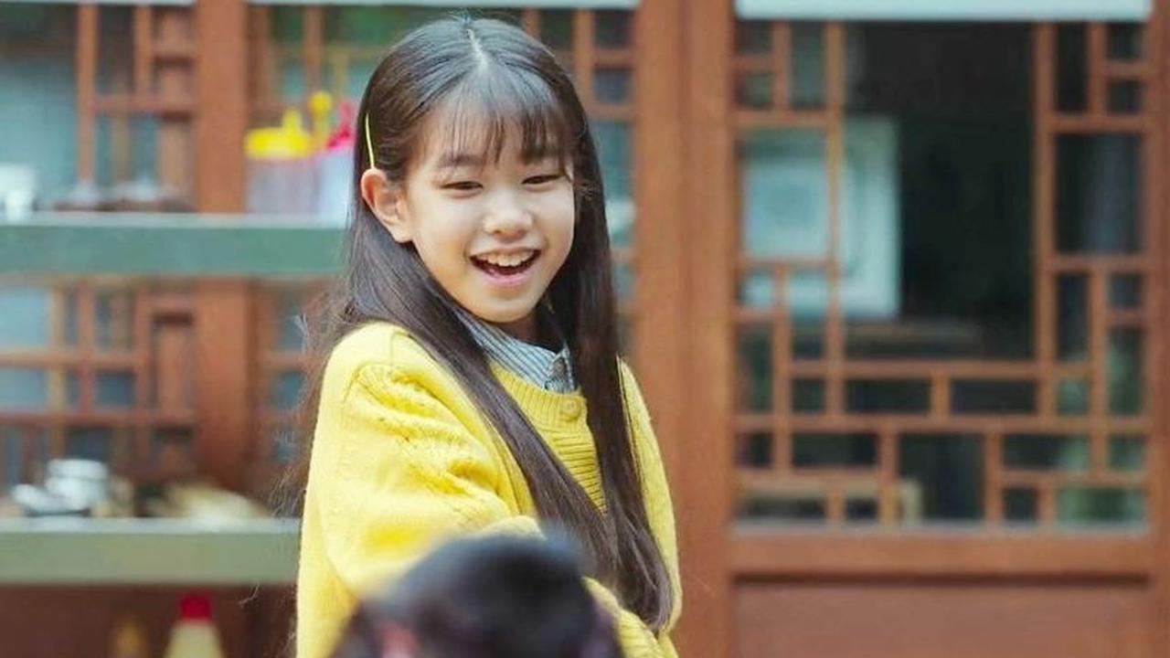 10. Secara tak terduga, aktor yang jadi bahan pembicaraan di See You In My 19th Life adalah Park So Yi.