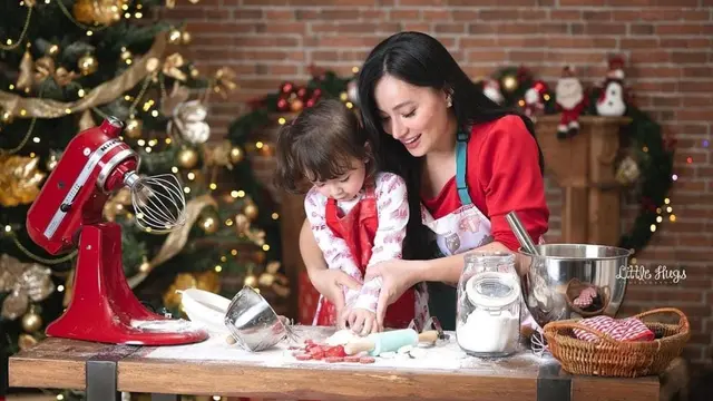 Potret Gemas Chloe Anak Asmirandah saat Bikin Adonan Kue, Gayanya Bak Chef Profesional