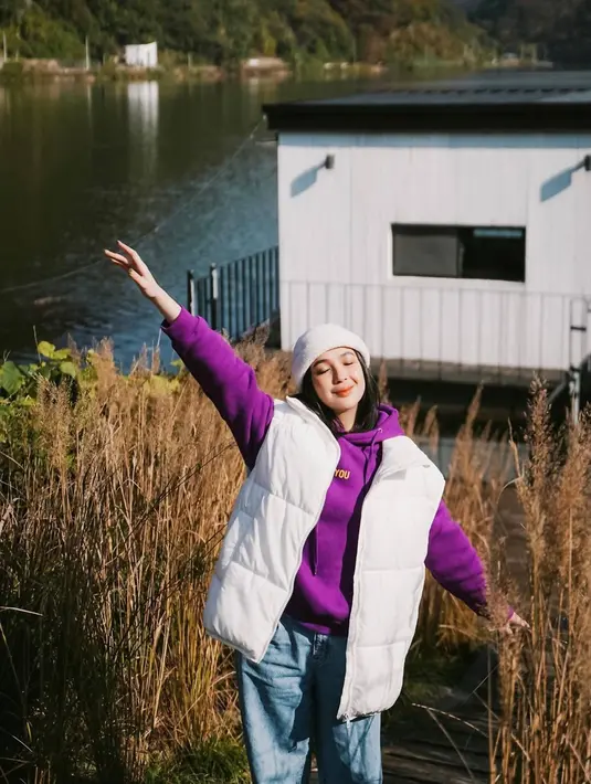 Seru menginap di Lake 192, ia pun membagikan potret serunya liburan dalam media sosial Instagram. Pemandangan di sekitaran villa tempat ia menginap pun sangat indah dan tentunya bisa menikmati pemandangan danau. (Liputan6.com/IG/@agthpricilla)