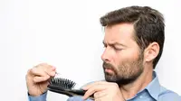 Rambut Rontok, Sering Terjadi pada Pria atau Wanita? (Adam Gregor/Shutterstock)
