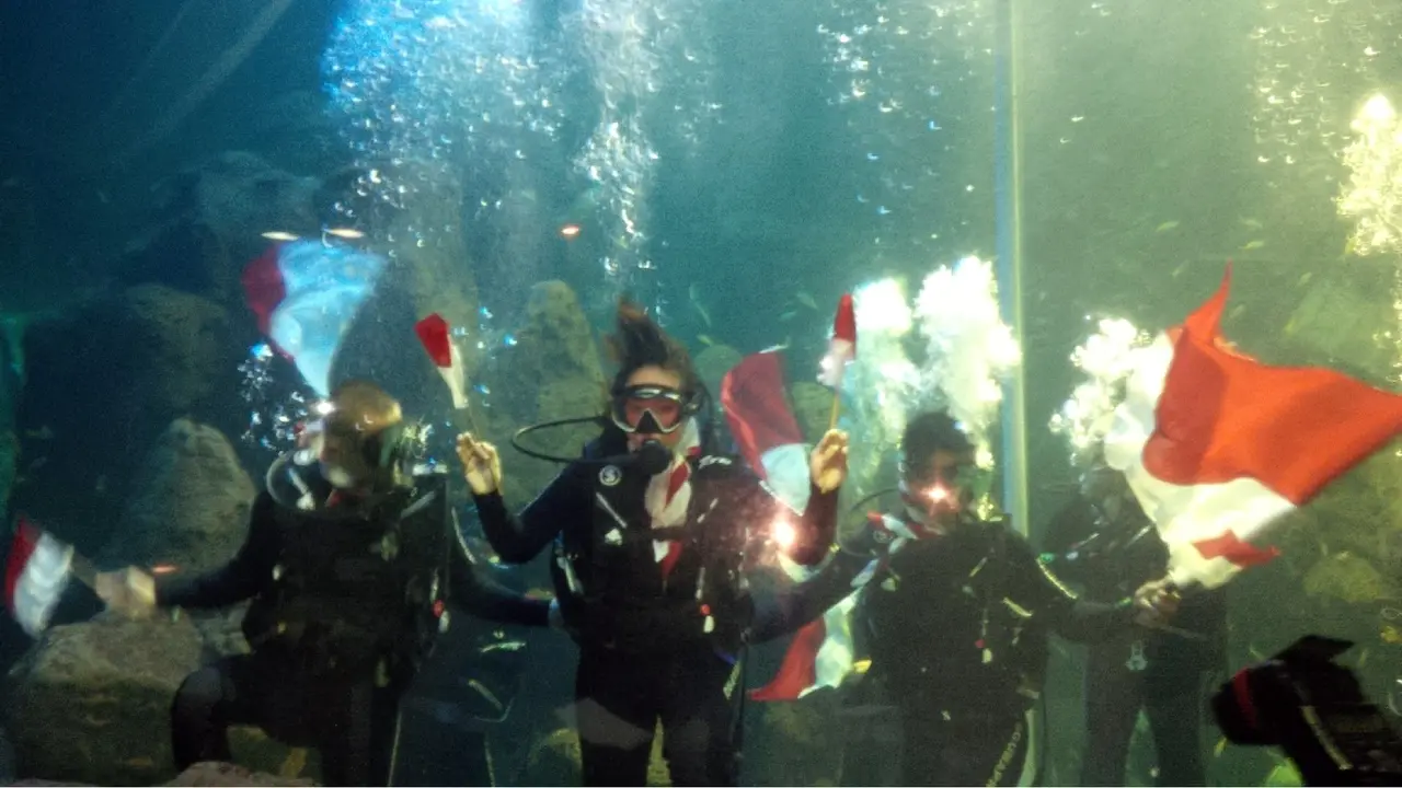 Kemeriahan Upacara Bendera Dalam Air di Seaworld Ancol