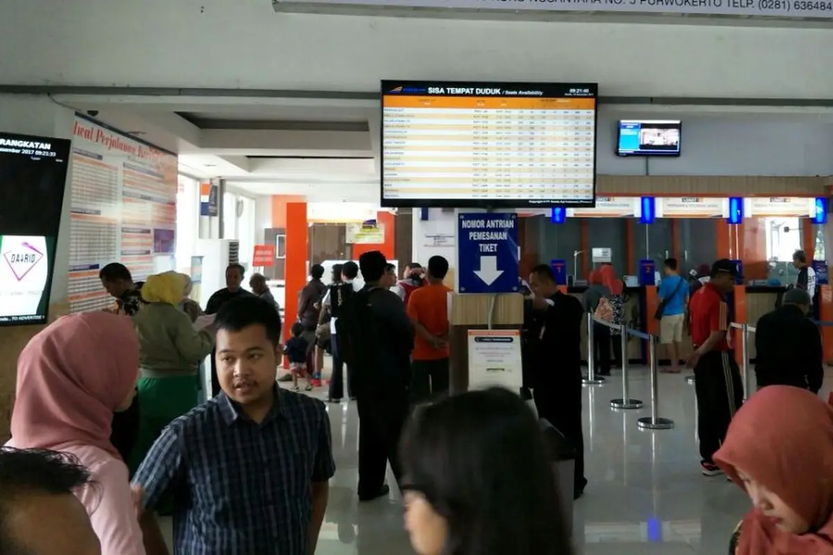 Manajemen PT KAI Daop 5 Purwokerto menjamin jalur siap digunakan pada masa libur Natal dan Tahun Baru 2017. (Foto: Liputan6.com/Muhamad Ridlo)