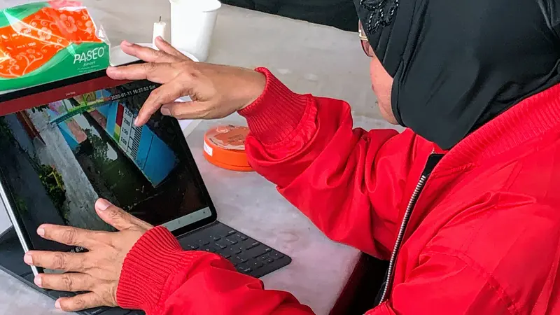 Wali Kota Surabaya Tri Rismaharini menyempatkan memantau pompa air di Surabaya melalui perangkat tablet yang sering kali dibawanya.