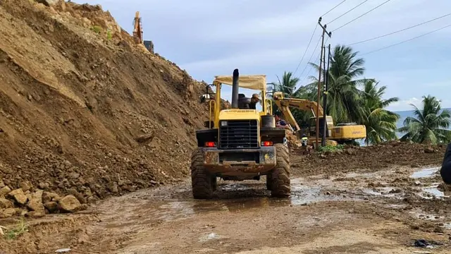 Longsor yang terjadi di sejumlah titik di jalur Trans Sulawesi, diakibatkan tingginya curah hujan yang mengguyur kawasan itu sejak Kamis (27/10/2022). (Dok Kementerian PUPR)