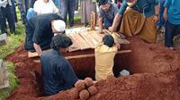 Jenazah Abdul Hamid alias Pak Ogah dikebumikan di TPU Jatirasa, Bekasi, Kamis (28/12/2022) Foto: Liputan6.com - M. Altaf Jauhar