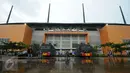 Kendaraan taktis disiagakan di depan pintu masuk Stadion Pakansari, Kab Bogor, Sabtu (11/3). Jelang laga perebutan tempat ketiga Piala Presiden 2017 antara Semen Padang vs Persib, keamanan Stadion Pakansari diperketat. (Liputan6.com/Helmi Fithriansyah)