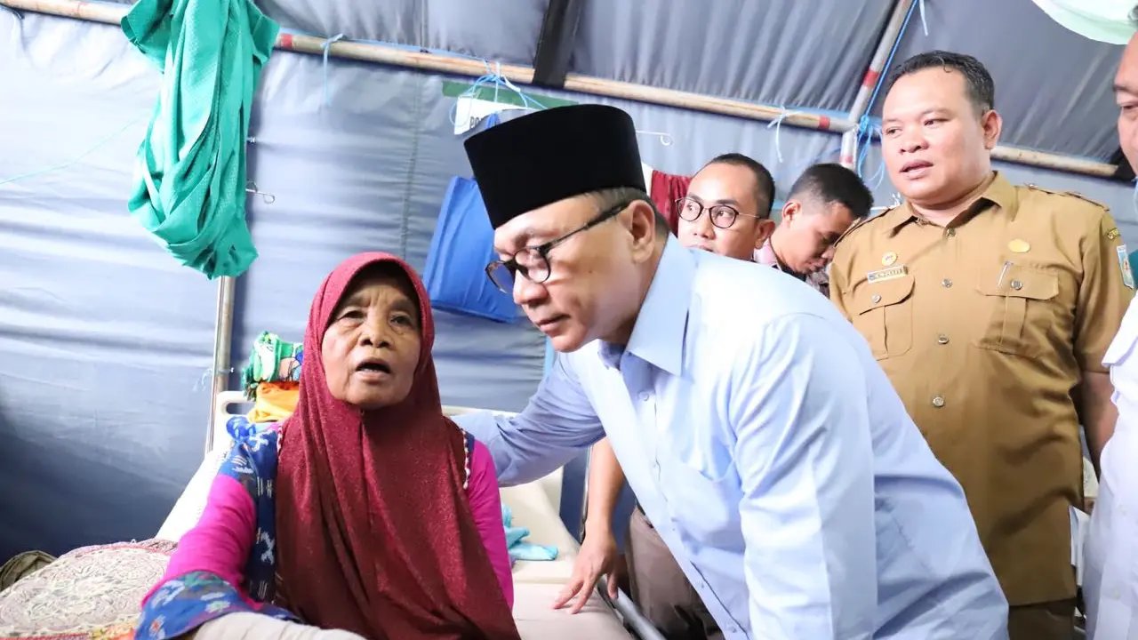 Ketua MPR RI Zulkilfli Hasan menyambangi korban gempa Lombok, Nusa Tenggara Barat (NTB) yang terbaring di tenda rawat inap RSUD Kota Mataram, Senin (27/8/2018)