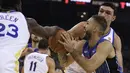 Pemain Orlando Magic, Evan Fournier (tengah) berusaha melewati kepungan pmain Warriors pada lanjutan NBA Basketball game di Oracle Arena, Oakland, (13/11/2017). Warriors menang 110-100. (AP/Ben Margot)