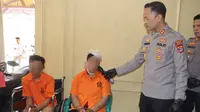 Dua tersangka pencuri sepeda motor bersenjata api yang dihajar massa di Pringsewu. (Istimewa).