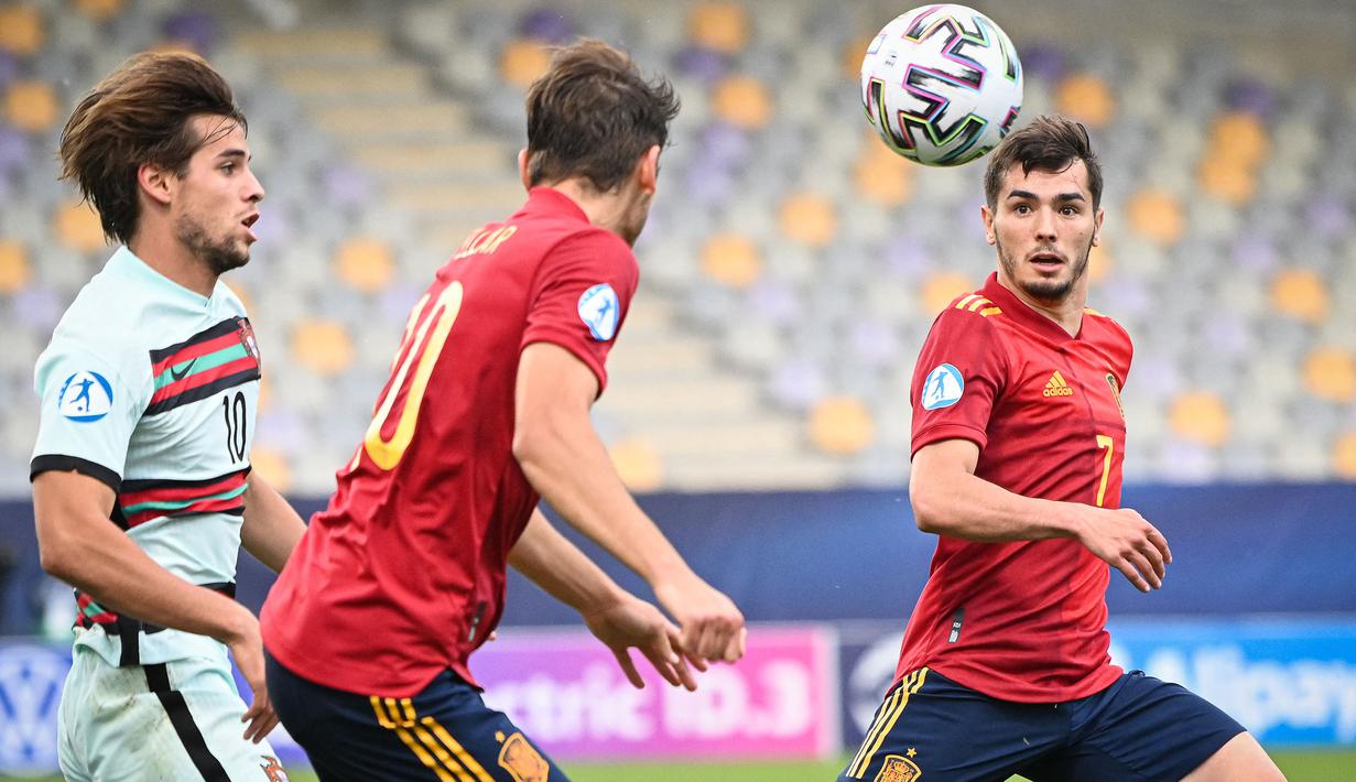 Brahim Diaz (kanan) menjadi pemain kelahiran Spanyol terbaru yang memutuskan meninggalkan Timnas Spanyol untuk bermain mewakili Timnas Maroko. Sudah melakukan debut bersama Timnas Spanyol pada 8 Juni 2021 dan telah membela Spanyol di beberapa level Junior, Brahim Diaz yang lahir di Malaga, Spanyol, nyatanya memiliki garis keturunan Maroko dari kakek-nenek pihak sang ayah. (AFP/Jure Makovec)