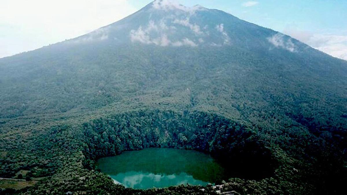 Pemandangan menakjubkan Gunung Gamalama dengan puncaknya yang menjulang tinggi di Pulau Ternate