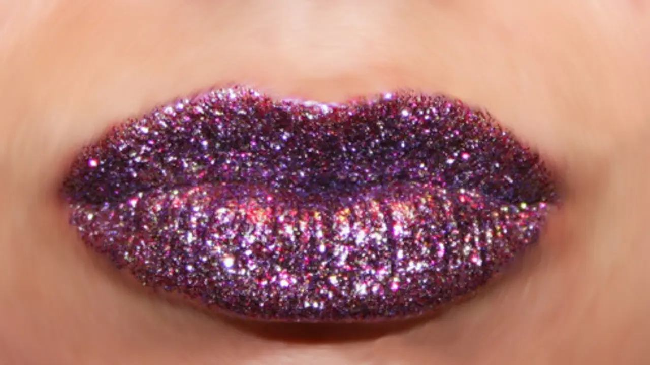 Bibir Makin Gemas dengan Sentuhan Lipstik Glitter, Coba Deh!