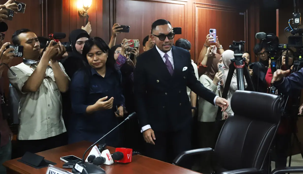 Teradu kasus dugaan pelanggaran kode etik anggota Dewan Perwakilan Rakyat (DPR), Ahmad Sahroni (kanan) bersiap mengikuti sidang pembacaan putusan kasus dugaan pelanggaran kode etik di Mahkamah Kehormatan Dewan (MKD), Kompleks Parlemen, Senayan, Jakarta, Rabu (5/11/2025). Mahkamah Kehormatan Dewan (MKD) memutuskan bahwa Ahmad Sahroni terbukti melanggar kode etik dan menjatuhkan hukuman non aktif selama 6 bulan. Penonaktifan Ahmad Sahroni dihitung sejak penonaktifan yang bersangkutan sebagaimana keputusan DPP Partai Nasdem.(merdeka.com/Arie Basuki)