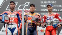 Pembalap Repsol Honda, Marc Marquez berpose dengan pembalap tim Octo Pramac Racing, Danilo Petrucci dan pembalap Ducati, Andrea Dovizioso di atas podium MotoGP San Marino 2017 di Italia, Minggu (10/9). (AP Photo/Antonio Calanni)