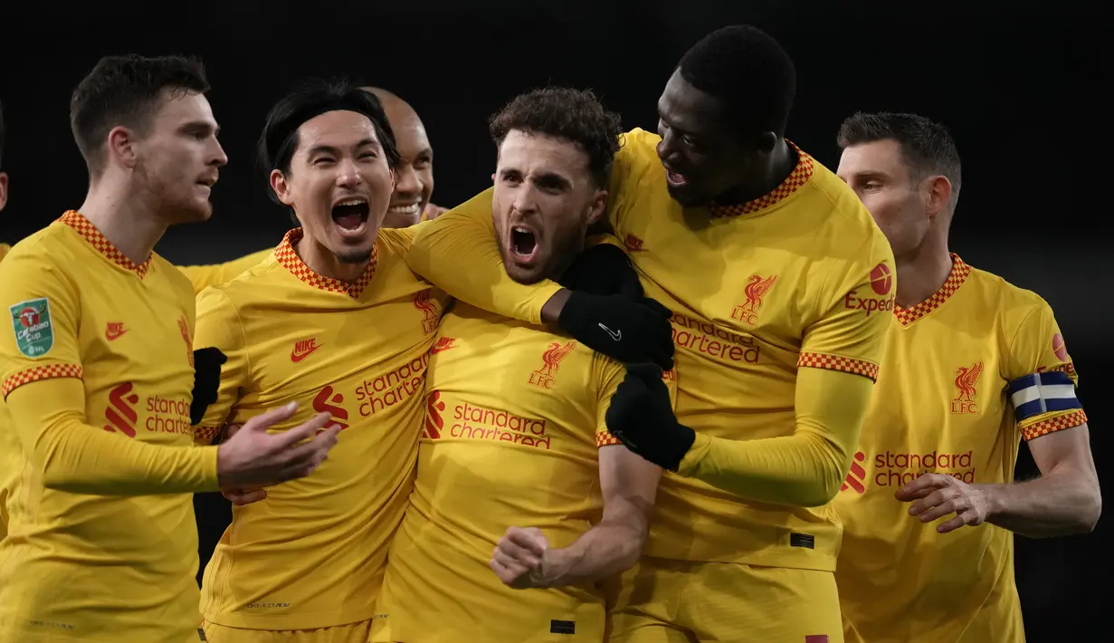 Penyerang Liverpool, Diogo Jota (tengah) merayakan dengan rekan setimnya setelah mencetak gol kedua timnya ke gawang Arsenal pada pertandingan leg kedua semifinal Piala Liga Inggris di Stadion Emirates di London, Jumat (21/1/2022). Liverpool menang atas Arsenal 2-0. (AP Photo/Matt Dunham)