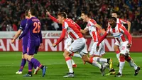Para pemain Crvena Zvezda merayakan gol ke gawang Liverpool pada laga Liga Champions, di Stadion Rajko Mitic, Beograd, Selasa (6/11/2018). (AFP/Andrej Isakovic)