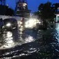 Buruknya drainase di sejumlah kawasan ibu kota sering kali menyebabkan genangan air setinggi 20-50cm usai hujan mengguyur Jakarta, Jakarta, Minggu (24/7). Jalan di kawasan Fatmawati tampak tergenang air usai hujan turun. (Liputan6.com/Helmi Afandi)