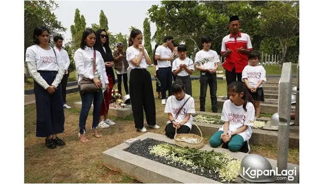 Saat berziarah, para pemain film Habibie dan Ainun 3 berdoa dengan khusyuk.