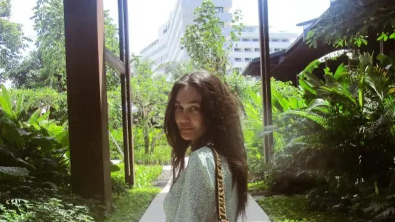 6 Model Rambut Panjang Bergelombang ala Luna Maya, Simpel Tapi Classy
