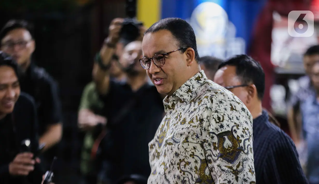 "Beliau memberikan kepada kita semua beberapa catatan-catatan yang perlu menjadi perhatian yang terkait dengan kondisi kekinian," kata Anies di Cikeas, Jumat (25/8/2023) malam. (Liputan6.com/Faizal Fanani)