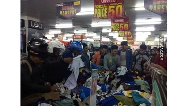 6 Kelakuan Kocak Bapak-Bapak saat Belanja Ini Bikin Ngakak