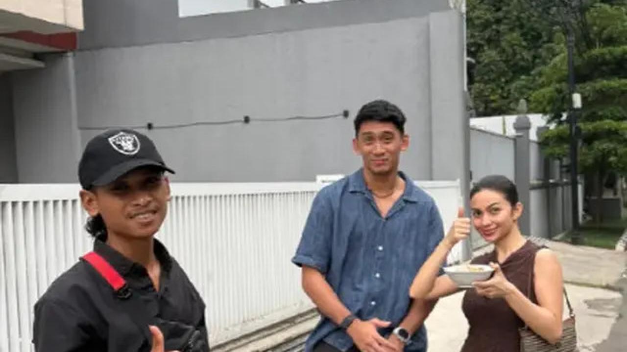Gaya Casual-Date Ariel Tatum dan Daffa Wardhana di Akhir Pekan, Jajan Cuanki hingga Rebahan di Taman