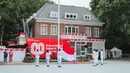 <p>Sejumlah pasukan pengibar bendera membentangkan bendera merah putih dalam perayaan hari ulang tahun kemerdekaan Indonesia ke-80 di KBRI Den Haag, Belanda, Minggu (17/08/2025). (Dok. KBRI)</p>