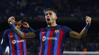 Pemain Barcelona Raphinha berselebrasi setelah mencetak gol ke gawang Sevilla dalam pertandingan Liga Spanyol di Stadion Spotify Camp Nou, Senin (6/2/2023) dini hari WIB. Barcelona menang 3-0. (AP Photo/Joan Monfort)