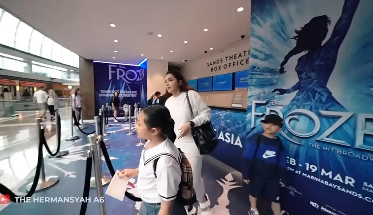 Kemudian berbagi tugas ada yang orang yang mencari Uteng ke toilet. Ternyata tidak ditemukan. Rombongan ini makin panik karena handphone Uteng tidak bisa dihubungi karena wifinya mati kehabisan batre. [Youtube/The Hermansyah A6]