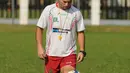 Di sela-sela latihan, pelatih Persipura, Oswaldo Lessa mengisi waktu dengan memainkan bola di Lapangan C Senayan, Jakarta, (5/5/2015). Latihan tersebut persiapan jelang AFC 2015 di Bengaluru, India, 12 Mei mendatang. (Liputan6.com/Helmi Fithriansyah)