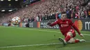 <p>Bek Liverpool, Andrew Robertson membuang bola saat bertanding melawan Villarreal pada pertandingan leg pertama semifinal Liga Champions di stadion Anfield di Liverpool, Inggris, Kamis (28/4/2022). Liverpool menang atas Villarreal 2-0. (AP Photo/Jon Super)</p>