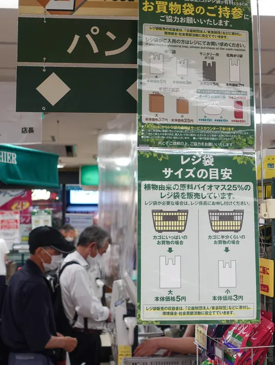 Sebuah pemberitahuan yang mengimbau para pelanggan untuk membawa tas belanja sendiri terlihat di sebuah toko di Tokyo, Jepang, pada 1 Juli 2020. Pemerintah menerapkan kebijakan ini sebagai langkah untuk menekan penggunaan kantong plastik yang berlebihan dan melindungi lingkungan. (Xinhua/Du Xiaoyi)