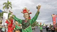 Penari beraksi membawakan Tari Piring khas Minangkabau sebelum start Tour de Singkarak 2016 di Sijunjung, Sumatera Barat, (12/8/2016). (Bola.com/Nicklas Hanoatubun)