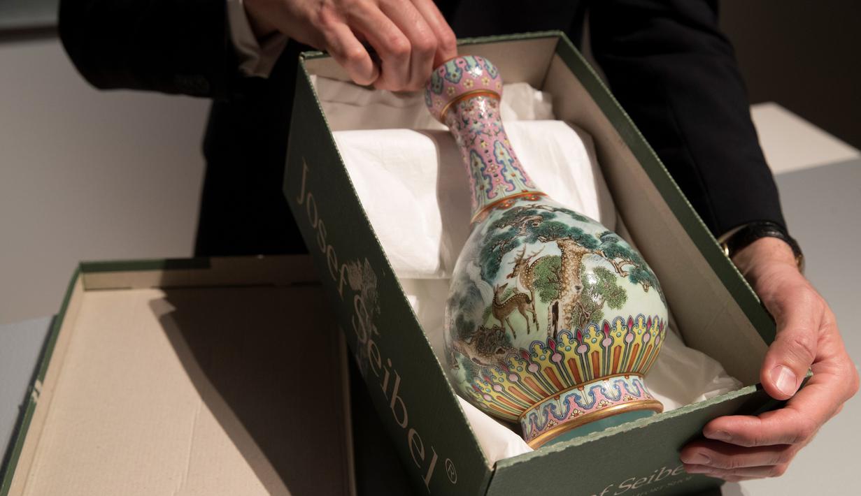 Sebuah vas China antik yang diyakini berasal dari masa Dinasti Qing pada abad ke-18 diperlihatkan di rumah lelang Sotheby, Paris, Selasa (22/5). Vas China antik berusia ratusan tahun akan dilelang di Prancis pada bulan depan. (AFP/Thomas SAMSON)