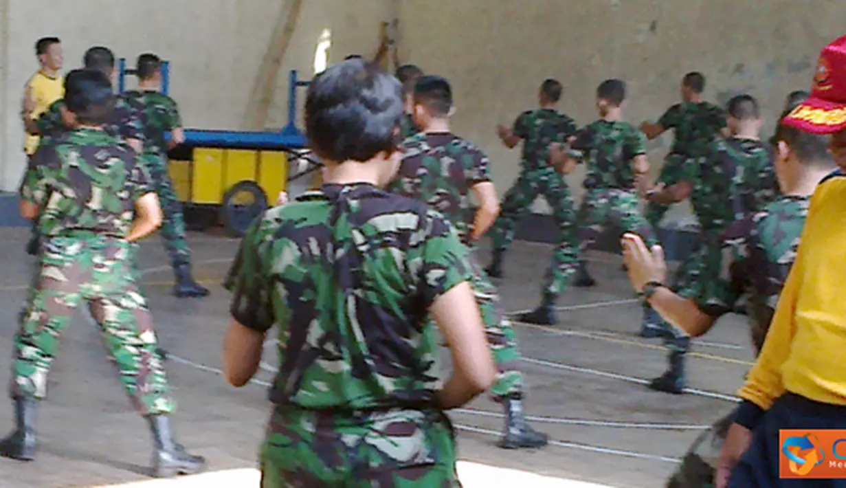 Citizen6, Surabaya: Dari 41 perwira Dikmapa yang tengah latihan fisik itu, 36 orang diantaranya adalah perwira laki-laki, dan 5 sisanya merupakan perwira anggota Kowal. (Pengirim: Penkobangdikal).